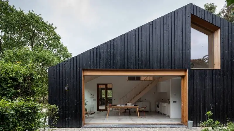 Амбар из черного дерева от Workshop Architecten содержит скот и людей