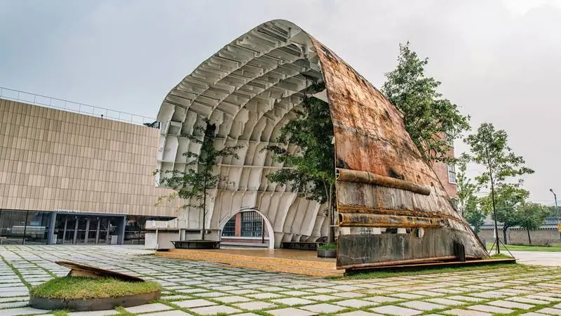 Ржавый корабль превратился в кавернозный павильон в Сеуле