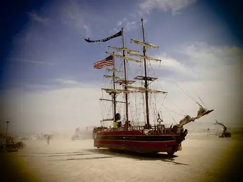 Эти арт-автомобили стильно курсируют по Burning Man