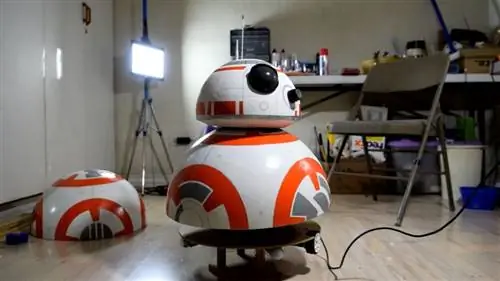 Ребенок собирает робота BB-8 из пляжного мяча, шарикового дезодоранта и магнитов для динамиков