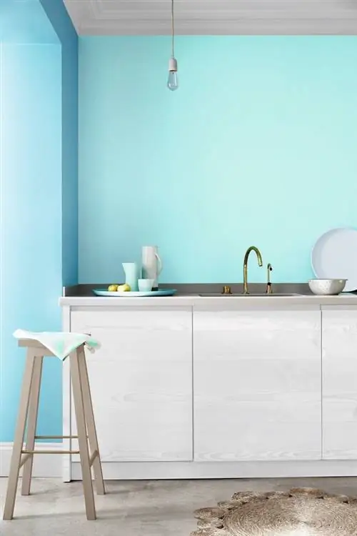 На кухне голубой цвет приносит ощущение свежести (краска Pale Berlin Kitchen, Little Greene). На кухне голубой цвет приносит ощущение свежести (краска Pale Berlin Kitchen, Little Greene).
