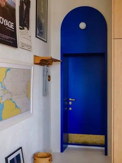 Дверь, усиленная синим цветом Majorelle
