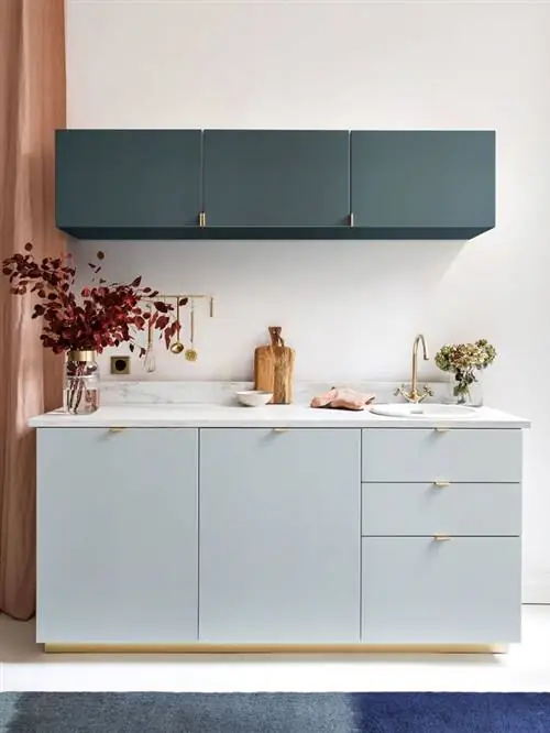 Чтобы усовершенствовать новый внешний вид кухни Ikea Metod, выберите золотую отделку. Кухонный фасад павлино-голубого и серо-миндального цвета, матовый лак, золотистый металлический цоколь. Сливовая кухня.