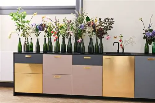 Совокупность материалов с разнообразной отделкой создает ритм в оформлении кухни. Кухня Chelsea, дизайн Meyer Bengtsson, фасад из ламината от 184 евро, фасад из латуни от 276 евро. Реформа.