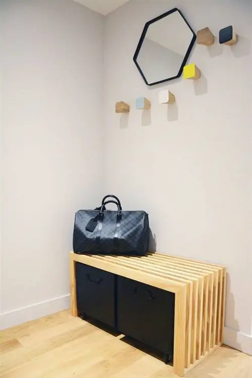 Входная скамья ROLL из сосны и два металлических ящика от La Redoute Interiors. Ориентировочная цена: 259 евро. У стен есть уши.