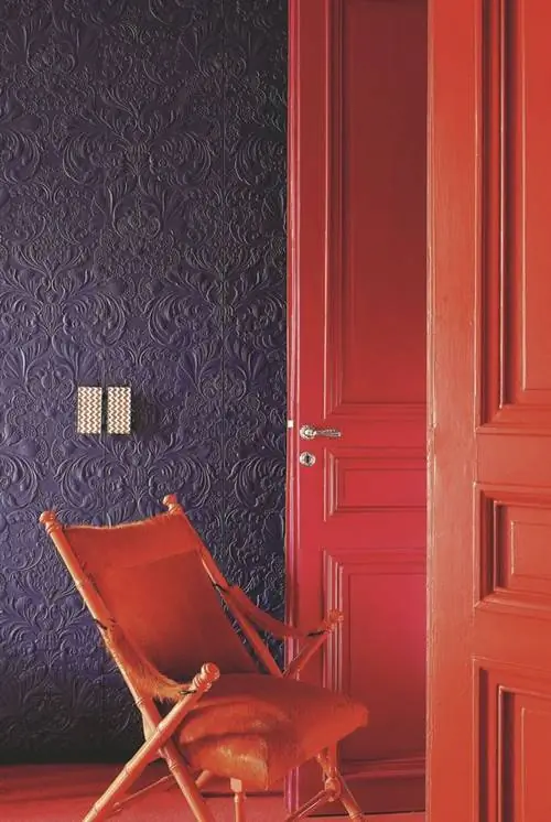 «Двери гардеробной: Lincrusta, покрытие Arte, кожа Cordoba из древесной массы, воска и рапсового масла, окрашенная в сливовый цвет. Складное кресло Galante и обои Recife Vermelho». «Двери гардеробной: Lincrusta, покрытие Arte, кожа Cordoba из древесной массы, воска и рапсового масла, окрашенная в сливовый цвет. Складное кресло Galante и обои Recife Vermelho».