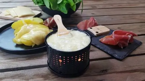 'Свеча-раклет, доступна в разных цветах (черный, терракотовый, зеленый и синий). Набор из 2-х отдельных раклетов для свечей и 2-х деревянных лопаточек. Размеры 10 х 15 х 6 см. Изготовлен из стали и дерева с антипригарным покрытием, не содержащим ПФОК/БФА. 25,90 евро. Быстроплавкие свечи для раклетов и фондю. 9,90 евро. Кукат. 'Свеча-раклет, доступна в разных цветах (черный, терракотовый, зеленый и синий). Набор из 2-х отдельных раклетов для свечей и 2-х деревянных лопаточек. Размеры 10 х 15 х 6 см. Изготовлен из стали и дерева с антипригарным покрытием, не содержащим ПФОК/БФА. 25,90 евро. Быстроплавкие свечи для раклетов и фондю. 9,90 евро. Кукат.