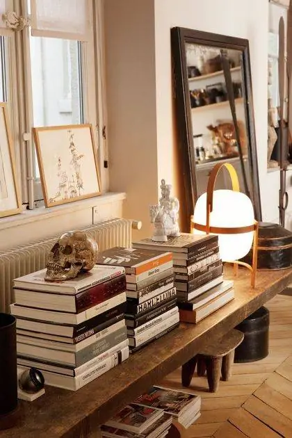 Сложенные стопкой книги служат украшением