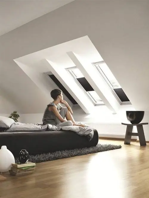 Комбинация трех мансардных окон с остеклением Comfort, оснащенных внутренними затемняющими жалюзи. Комбинация трех мансардных окон с остеклением Comfort, оснащенных внутренними затемняющими жалюзи.