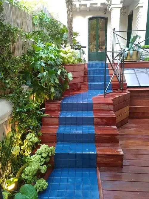 Синяя плитка подчеркивает яркий цвет Кумару.