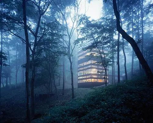Современный дом среди деревьев – The Ring House