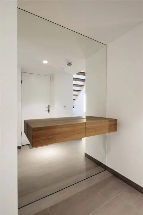 дом-преобразованный-3-квартиры-включая-пентхаус-Suite-14-foyer