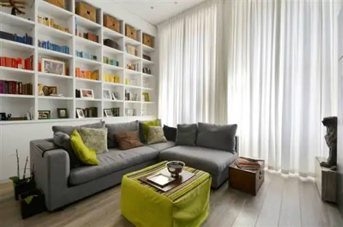 Nevern Square Apartment 900x596 Маленькая лондонская квартира с внутренним окном, которое имеет огромное значение
