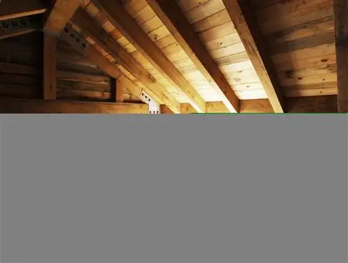 белая кровать в бревенчатом домике