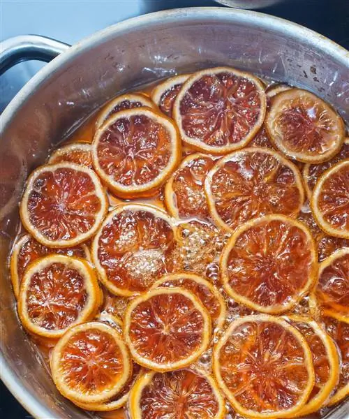 Кастрюля с сидром и ломтиками апельсина Кастрюля с сидром и ломтиками апельсина