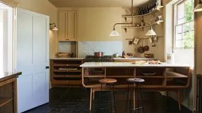 можно ли разместить остров в кухне-камбузе, желтая кухня с отдельно стоящими элементами, штангами для подвешивания, табуретками и белыми столешницами