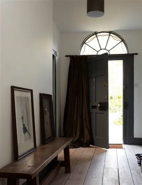 Прихожая с серой дверью, окрашенной в цвет Farrow & Ball Strong White. Прихожая с серой дверью, окрашенной в цвет Farrow & Ball Strong White.