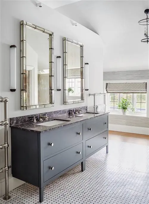Белая ванная комната с туалетным столиком в водосточной трубе Farrow &Ball's