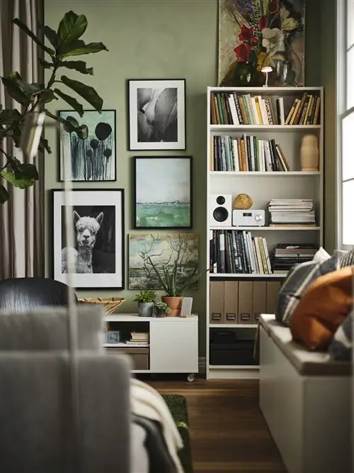 Гостиная с зелеными стенами, кладовой Ikea и настенными рисунками