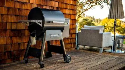 Гриль Traeger на палубе Гриль Traeger на палубе