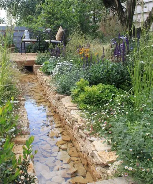 Водяной ручей, созданный Питером Ридером Landscapes для Four Seasons Show Garden на выставке цветов в Челси Водяной ручей, созданный Питером Ридером Landscapes для Four Seasons Show Garden на выставке цветов в Челси