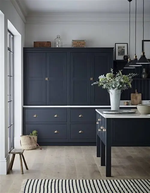 Kitchen Makers Haddon цвета древесного угля и полированной бронзы с ковриком Kitchen Makers Haddon цвета древесного угля и полированной бронзы с ковриком