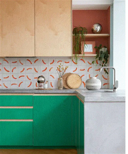 двухцветная кухня с зелеными и деревянными шкафами и узорчатым фартуком двухцветная кухня с зелеными и деревянными шкафами и узорчатым фартуком