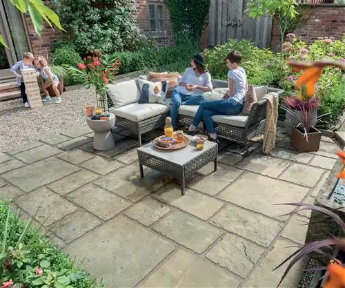Бетонное покрытие Old Town ECO от Bradstone во внутреннем дворике Бетонное покрытие Old Town ECO от Bradstone во внутреннем дворике