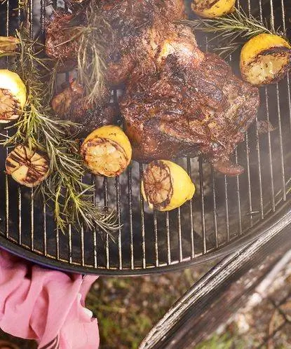 В примере рецептов шашлыка показан шашлык с вареной курицей, половинками лимона и розмарином. В примере рецептов шашлыка показан шашлык с вареной курицей, половинками лимона и розмарином.