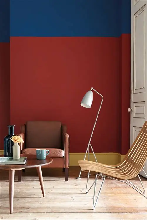 Гостиная со стенами в матовой эмульсии Deep Space Blue и Bronze Red Absolute от Little Greene Гостиная со стенами в матовой эмульсии Deep Space Blue и Bronze Red Absolute от Little Greene