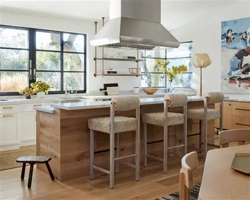 Современная кухня в деревенском доме с кухонным островом и лампой от K Interiors