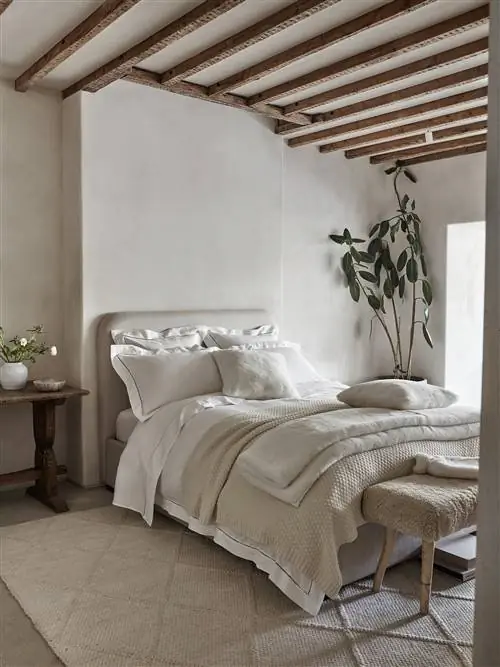 Расслабляющая спальня с постельным бельем и пледами White Company