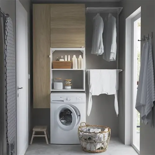 Подсобное помещение со шкафом Ikea Enhet и вешалками для белья. Подсобное помещение со шкафом Ikea Enhet и вешалками для белья.