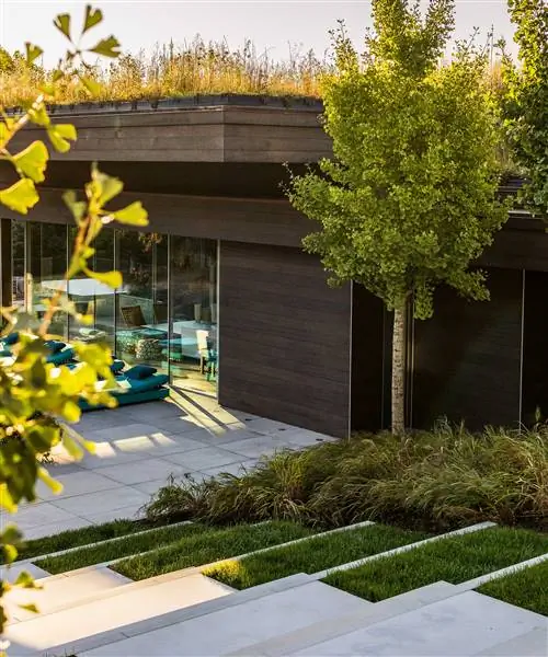 современный двор от James Doyle Design Associates с мощеными ступенями современный двор от James Doyle Design Associates с мощеными ступенями