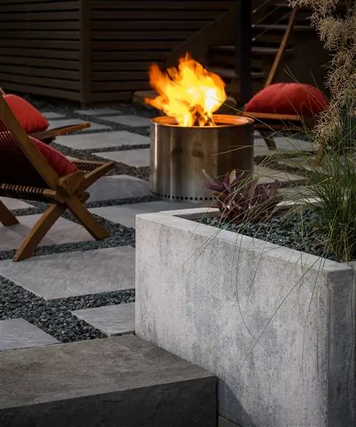 Современное гравийное покрытие от Belgard с местом для костра Современное гравийное покрытие от Belgard с местом для костра