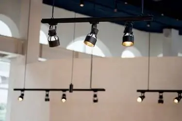 Прожекторы под потолком на отделке стен в кафе Прожекторы под потолком на отделке стен в кафе
