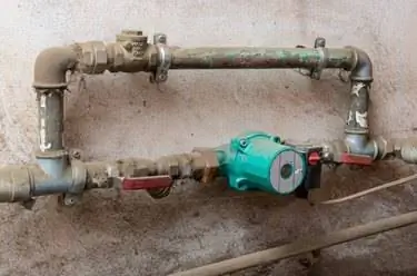 Старый водяной циркуляционный насос Старый водяной циркуляционный насос