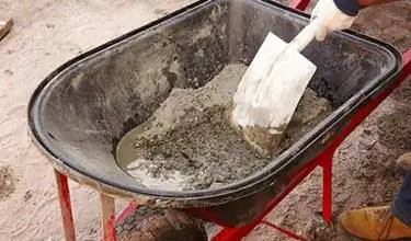 Смешивание бетона в тачке. Смешивание бетона в тачке.