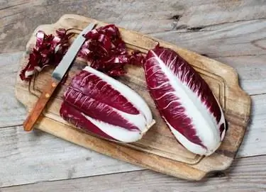 Сырой красный цикорий