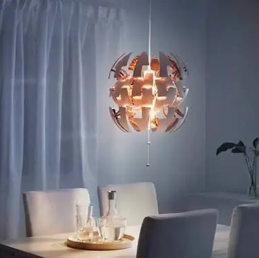 Медно-белое современное освещение для столовой от IKEA над столом Медно-белое современное освещение для столовой от IKEA над столом