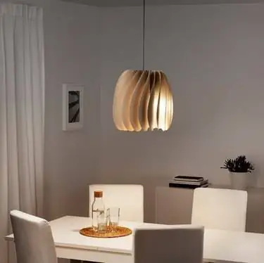 современное освещение столовой с изогнутой пластиковой подвеской IKEA современное освещение столовой с изогнутой пластиковой подвеской IKEA