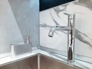 Хромированный смеситель для воды Хромированный смеситель для воды