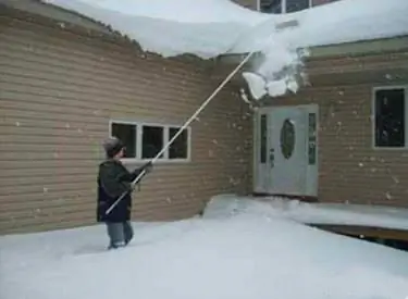 Сгребание снега с крыши.