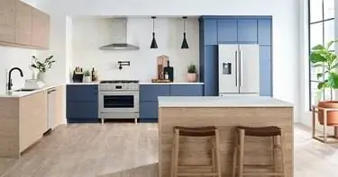 плита марки Bosch на сине-коричневой кухне с плитой и кухонным островом плита марки Bosch на сине-коричневой кухне с плитой и кухонным островом