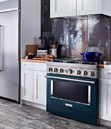 плита марки KitchenAid с бирюзовой плитой на серой кухне плита марки KitchenAid с бирюзовой плитой на серой кухне