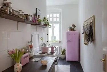 кухня с розовым холодильником, пол из темной плитки, открытые стеллажи кухня с розовым холодильником, пол из темной плитки, открытые стеллажи
