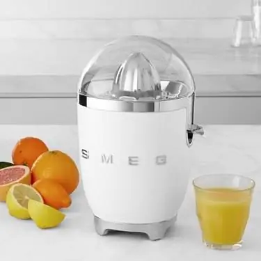 Белая кухонная техника: соковыжималка Smeg Белая кухонная техника: соковыжималка Smeg