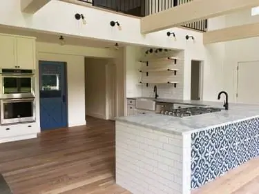 Идея задней панели кухонного острова с узорчатой плиткой от Dichotomy Interiors Идея задней панели кухонного острова с узорчатой плиткой от Dichotomy Interiors