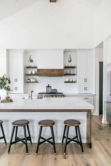 Идея задней панели кухонного острова с нахлестом от Sita Montgomery Interiors Идея задней панели кухонного острова с нахлестом от Sita Montgomery Interiors