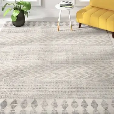 Ковер Zipcode Design Herrod в серо-белых тонах в гостиной с желтым диваном Ковер Zipcode Design Herrod в серо-белых тонах в гостиной с желтым диваном